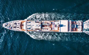 من أعالي البحار إلى عالم الفخامة: قصة تحول يخت "أزومي"