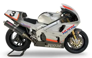 دراجتا سباق من طراز جوي دنلوب هوندا V4 تحققان سعرًا هائلاً في مزاد علني