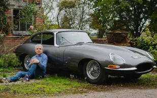 روان أتكينسون يودع أيقونة السرعة "جاكوار E-Type" بعد ظهورها في Man vs. Bee