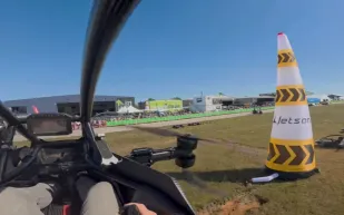 المستقبل بدأ الآن.. سيارة Jetson ONE تطير بلا طيار! (فيديو)