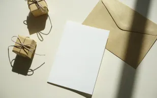 عندما تبدأ القصة قبل العرض: دعوات الأزياء تتحوّل إلى فنّ وسرد وهوية