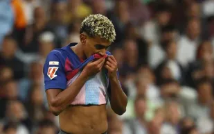 إصابة لامين يامال تقلق برشلونة.. هل انتهى موسمه؟