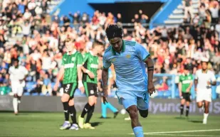 روما يواصل التألق ويتقاسم الصدارة مع نابولي على حساب ساسولو (فيديو)