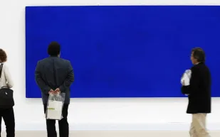 لوحة زرقاء عملاقة تعود إلى باريس بعد غياب طويل.. فما سرها؟