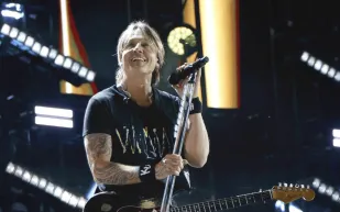 بعد انفصالهما.. كيث أوربان يغيّر كلمات أغنية كتبها لنيكول كيدمان (فيديو)