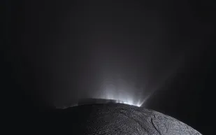 قمر جليدي يكشف سرًا قد يغيّر فهمنا للحياة في الكون (فيديو)