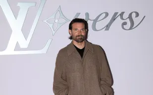 برادلي كوبر يثير الجدل بإطلالة جديدة.. والجمهور: نسخة من تشارلي شين