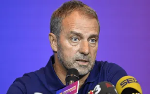 فليك يعترف بأخطاء أزمة تير شتيغن ويكشف مستقبل برشلونة