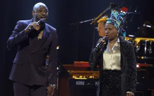 تفاصيل عرض واين برادي: كوميديا مباشرة وتفاعل مع الجمهور في بوليفارد سيتي