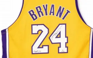 بيع أول قميص لكوبي براينت بالرقم 24 في مزاد بـ 889 ألف دولار