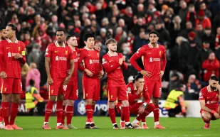 ليفربول يتلقى الهزيمة الثالثة تواليًا ويمنح أرسنال الصدارة (فيديو) 