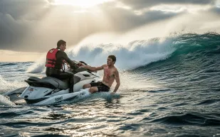 بعد 3 أيام في عرض البحر.. إنقاذ شاب من الموت المحقق قرب جزر الكناري (فيديو)