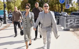 جيف بيزوس وزوجته يخطفان الأنظار بإطلالات رمادية متناغمة في أسبوع الموضة (فيديو)