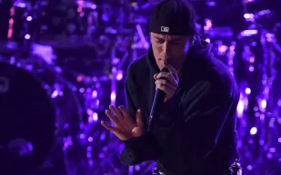 جاستن بيبر يدهش المعجبين بعزف البيانو في فندق فاخر باسكتلندا (فيديو)