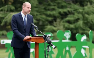 الأمير ويليام يستخدم حيلة ذكية لإخفاء حديثه عن أعين الإعلام