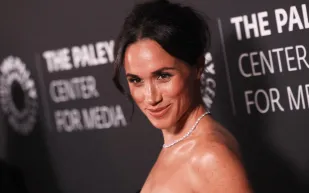 ميغان ماركل تتعرض لموقف محرج مع مصمم بالنسياغا في أسبوع الموضة بباريس (فيديو)