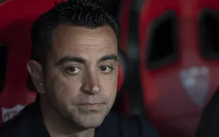 تشافي: محمد صلاح كان الأحق بالكرة الذهبية لعام 2025