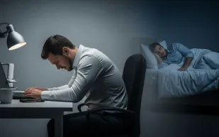 هل الجلوس الخاطئ يسرق نومك؟ خبراء يربطون بين "عنق التقنية" والأرق