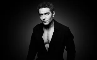 "وتر واحد".. آسر ياسين يتحدّث عن أصعب مشاهده ورد فعل والدته على الانتقادات