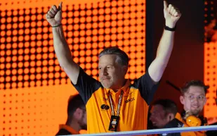 براون يقود ماكلارين لتخطي فيراري.. قيمة الفريق تقفز إلى 5 مليارات دولار