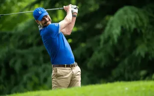 غوارديولا يمازح جمهوره بلقطة غولف بعد فوز صعب في الدوري