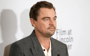 ليوناردو دي كابريو يُخفي ملامحه بعد عشاء رومانسي مع فيتوريا تشيريتّي في باريس (صور)