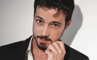 تركيا تهتز بـ"قضية مخدرات المشاهير".. اقتياد نجوم بارزين إلى المستشفى تحت حراسة مشددة (فيديو)