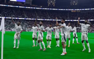 الأخضر يوجه رسالة مؤثرة من قلب الملعب لنجمه الغائب (فيديو)