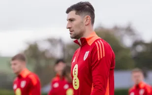 تشكيلة ويلز أمام إنجلترا: غيابات مؤثرة قبل اختبار ويمبلي