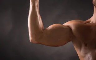 هذا التمرين أقصر طريق إلى عضلة بايسبس أكبر... ليس ما تظنه