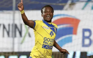 لاعب توغو مهدد بالشلل بعد كسر عنقه في الدوري الصيني