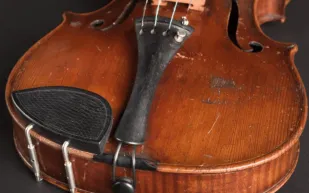 كمان أينشتاين يحقق رقمًا قياسيًا في مزاد علني نادر 