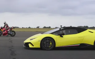  لامبورغيني ريفويلتو مقابل دراجة موتو جي بي في سباق تسارع ناري.. من يفوز؟