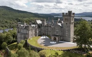 قلعة كاربسدايل الأسطورية للبيع بهذا السعر