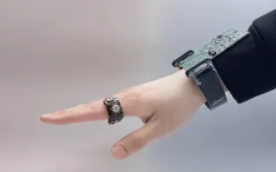 picoRing.. فأرة لاسلكية على شكل خاتم تفتح عهدًا جديدًا للأجهزة القابلة للارتداء (فيديو)