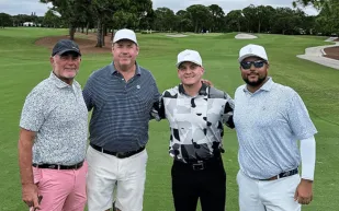 في ظهور نادر..  نجل توم كروز ونيكول كيدمان يستمتع بجولة غولف في فلوريدا