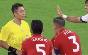 لحظة صادمة.. اعتداء على الحكم الصيني في مباراة العراق وإندونيسيا (فيديو)