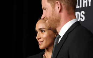  أثناء تكريمهما.. ميغان وهاري يواجهان لحظة محرجة على السجادة الحمراء (فيديو)