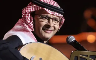 عبدالمجيد عبدالله يحتفي بفوز الإمارات على المسرح ويشعل حماس الجمهور