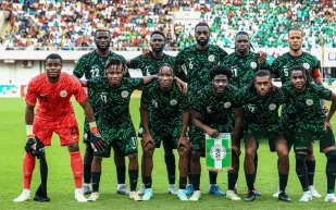 مأزق جوي يضرب المنتخب النيجيري.. تشقق زجاج الطائرة يعيق التأهل للمونديال (فيديو)