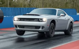 دودج تشالنجر SRT ديمون 170 يكسر الأرقام القياسية في الربع ميل (فيديو)