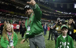 نجمه المرشد ومنقذ حياته.. برادلي كوبر يكشف أسرار علاقته بابنته 