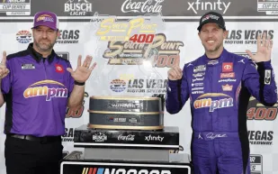 بدموع الفرح.. هاملين يحسم سباق لاس فيغاس ويتأهل لتصفيات ناسكار
