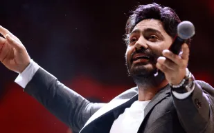 تامر حسني يفاجئ إحدى معجباته في مطعم ويخلق لحظة مؤثرة (فيديو)