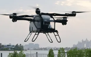 ثورة في النقل الفاخر.. سيارات طائرة صينية تحلق فوق الخليج (فيديو)