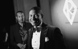 في عيد ميلاده الـ 47... كم تبلغ ثروة آشر؟