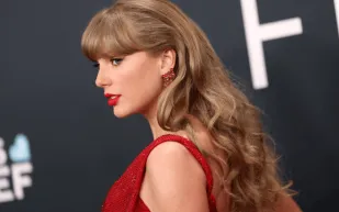  بعد 9 سنوات من الانفصال.. توم هيدلستون يواجه سؤالاً محرجاً عن تايلور سويفت (فيديو)