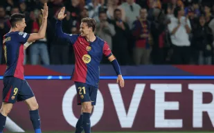 برشلونة ينجح في تجديد عقد فرينكي دي يونغ حتى 2029