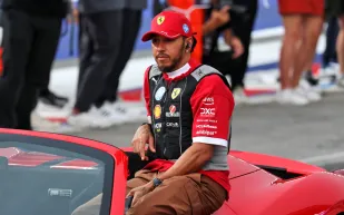 لويس هاميلتون يشيد بتقدم فريق فيراري رغم التحديات في موسم 2025