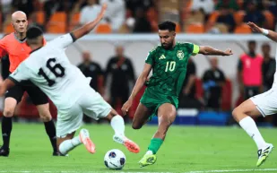 بأي سيارة فاخرة وصل سالم الدوسري إلى حفل جوائز الأفضل في آسيا؟